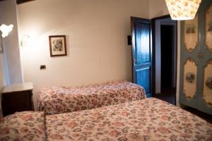 Woodcutter's House00015 (Small)