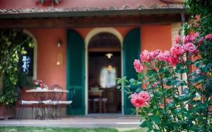 holiday apartment with a private swimming pool in Liguria, Italy. 11
