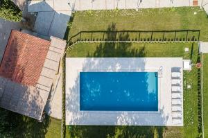 Holiday villa with private swimming pool in Tusany, Italy by www.payatarrival.com 4