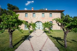 Holiday villa with private swimming pool in Tusany, Italy by www.payatarrival.com 8
