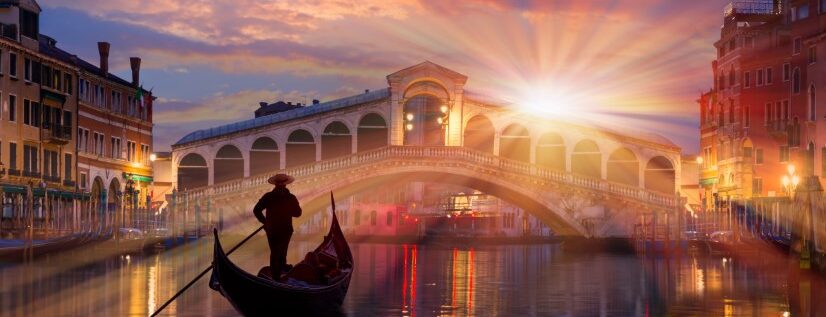 Gondola,Near,Rialto,Bridge,In,Venice,,Italy